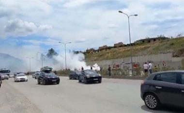 Vdes 27 vjeçari pas shpërthimit të veturës në Tiranë, dyshohet për lëndë eksplozive