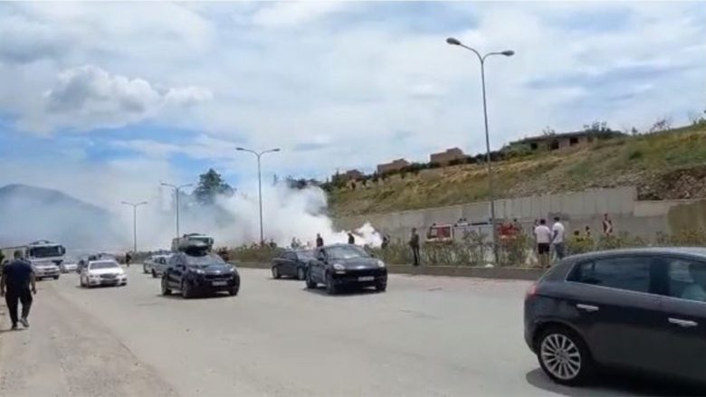 Vdes 27 vjeçari pas shpërthimit të veturës në Tiranë, dyshohet për lëndë eksplozive