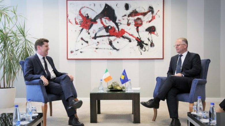 Bislimi takoi ambasadorin e Irlandës, diskutojnë forcimin e marrëdhënieve midis dy shteteve
