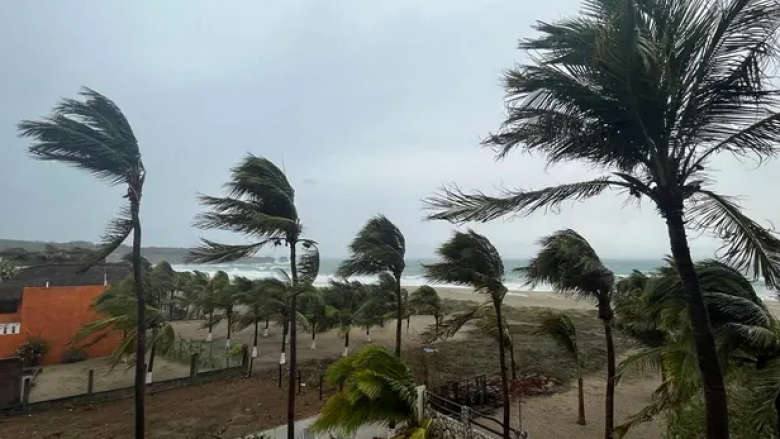 Uragani Agatha godet Meksikën, raportohet për të vdekur dhe të zhdukur
