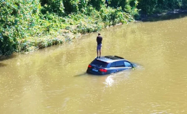 Përfundoi në lumë, shoferi në Bosnjë pret ndihmën në “çatinë panoramike” të veturës së tij