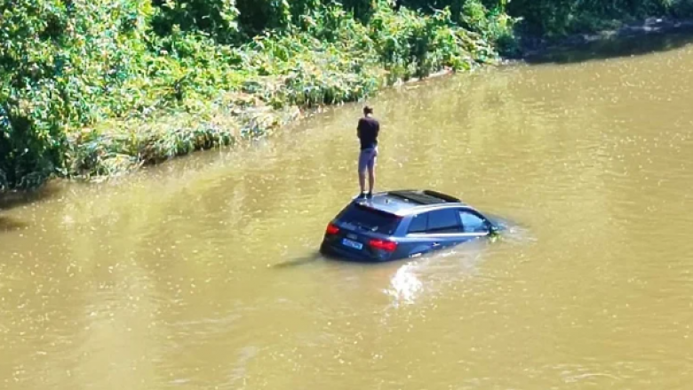 Përfundoi në lumë, shoferi në Bosnjë pret ndihmën në “çatinë panoramike” të veturës së tij