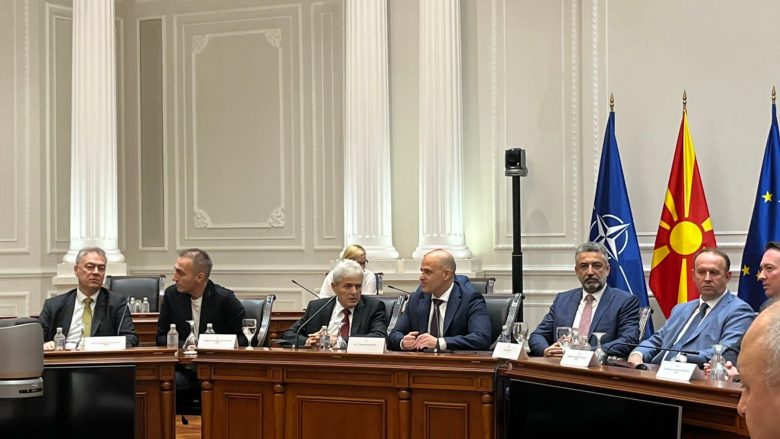 Në ambientet e Qeverisë së Maqedonisë po zhvillohet takimi me partnerët e koalicionit