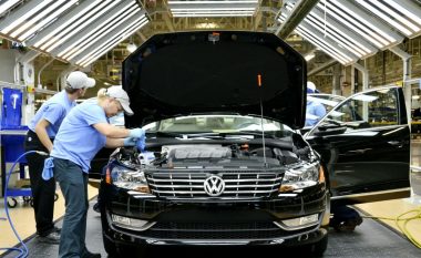 Volkswagen ofron pagesa për punëtorët që largohen nga fabrika e tyre në Rusi