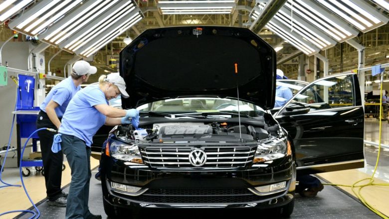 Volkswagen ofron pagesa për punëtorët që largohen nga fabrika e tyre në Rusi