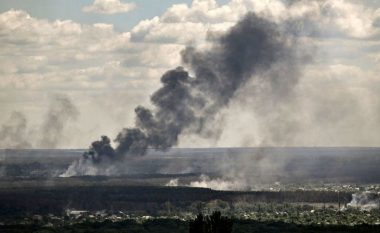 Zjarr i madh në një fabrikë kimike ndërsa luftimet në Severodonetsk të Ukrainës vazhdojnë “pa u ndalur”