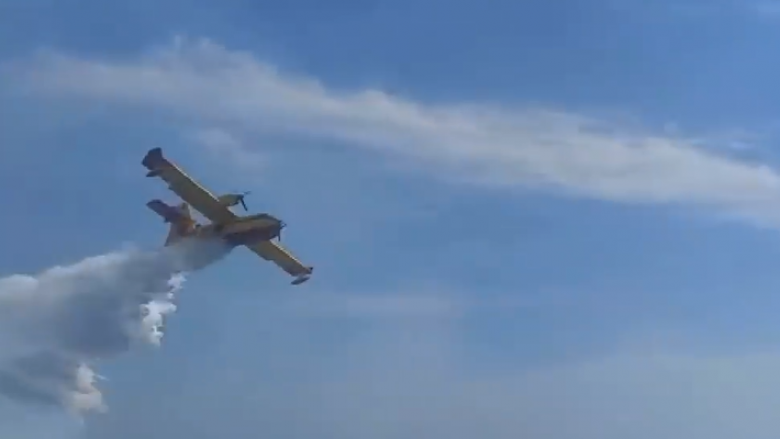 Avioni Canadair Cl 415 i bashkohet aksionit për fikjen e zjarrit në Sazan