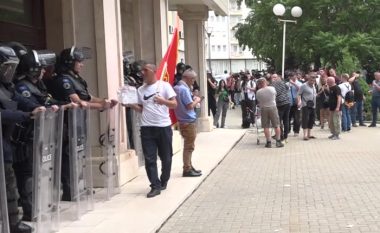 Veteranët dhe policët solidarizohen me njëri-tjetrin