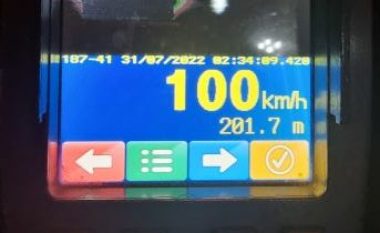 Voziti veturën 100km/h, gjobitet shoferi në Ferizaj