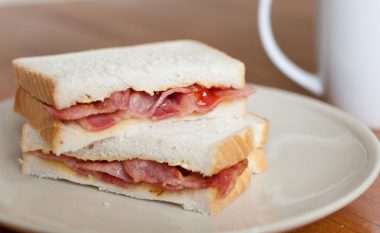 Britanikja ‘ndez’ debat me mënyrën e saj të prerjes së sandviçit – disa e quajnë çmenduri