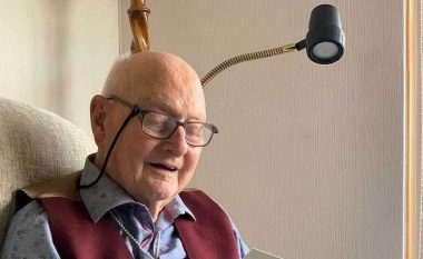 Veterani anglez 102 vjeçar i Luftës së Dytë Botërore thotë se edhe muzika, arti dhe vera e mirë janë sekreti i një jete të gjatë