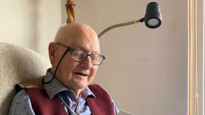Veterani anglez 102 vjeçar i Luftës së Dytë Botërore thotë se edhe muzika, arti dhe vera e mirë janë sekreti i një jete të gjatë