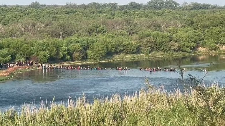 Qindra emigrantë filmohen duke tentuar të kalojnë ilegalisht kufirin Meksikë-SHBA, ndalen nga rojet kufitare në Teksas