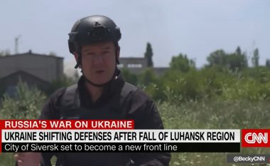 Derisa gazetari i CNN-it po raportonte nga një qytet në Ukrainë, bombat ruse shpërthejnë shumë afër tij