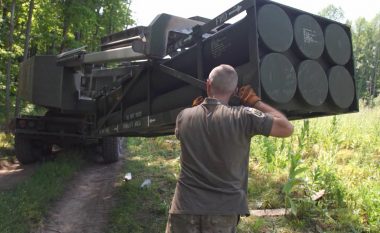 Arma më e fuqishme e ukrainasve në aksion, sistemi raketor HIMARS godet objektivat ushtarake ruse – pamje nga lokacioni i fshehtë