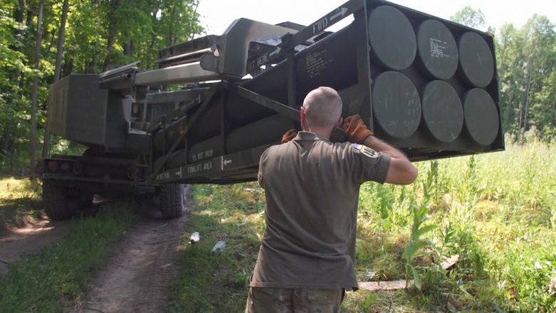 Arma më e fuqishme e ukrainasve në aksion, sistemi raketor HIMARS godet objektivat ushtarake ruse – pamje nga lokacioni i fshehtë