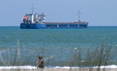 Turqia liron anijen ruse, ukrainasit të habitur me vendimin: Në të kishte grurë të vjedhur nga Ukraina