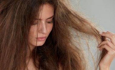 Këshillat e floktarëve për flokë të dëmtuar: Kjo është mënyra e vetme për t'i rikuperuar nga rrënja në majë!