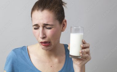 Çfarë mund t’i bëjë trupit tonë vetëm një gllënjkë qumësht i prishur?