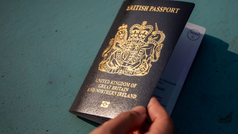 ‘Pasaportë britanike për 3500 funta në Tik Tok’, Daily Mail: Laboratori i falsifikimit  ndodhet në Shqipëri