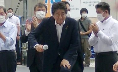 Ish-kryeministri japonez kishte pësuar dy plagë me armë zjarri në qafë