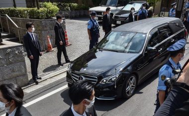 Trupi i ish-kryeministrit japonez kthehet në shtëpinë e tij në Tokio