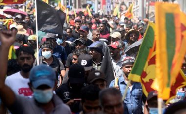 Protestuesit në Sri Lanka vërshojnë rezidencën e presidentit, kërkojnë dorëheqjen e tij