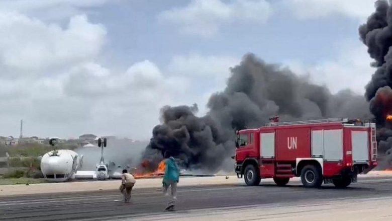 Rrëzohet dhe bie përmbys aeroplani në Somali – shpëtojnë 36 personat që ishin në bord