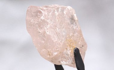 Diamanti rozë i Angolës besohet të jetë më i madhi i gjetur në 300 vjet