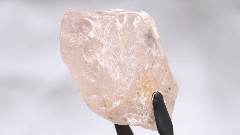 Diamanti rozë i Angolës besohet të jetë më i madhi i gjetur në 300 vjet