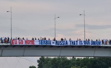 Vazhdon përkrahja për Putinin në Serbi, hapet pankarta “BE, shko në shtëpi – Serbi-Rusi, ky është bashkimi ynë”