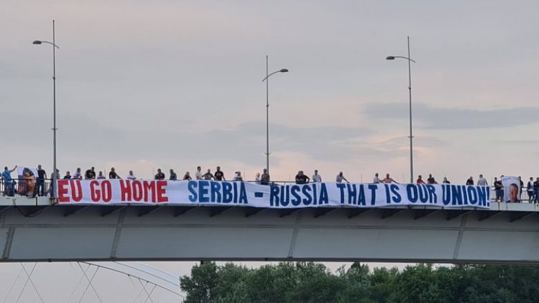 Vazhdon përkrahja për Putinin në Serbi, hapet pankarta “BE, shko në shtëpi – Serbi-Rusi, ky është bashkimi ynë”