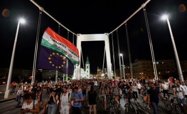 Demonstruesit bllokojnë një urë në Budapest: Protesta kundër reformës tatimore