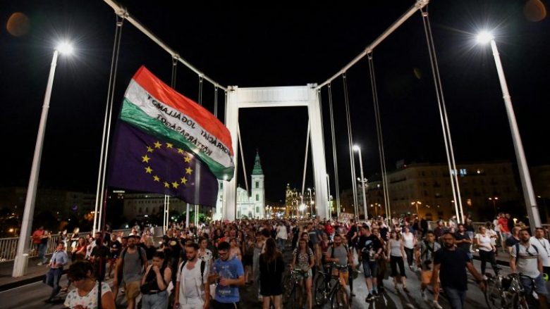 Demonstruesit bllokojnë një urë në Budapest: Protesta kundër reformës tatimore