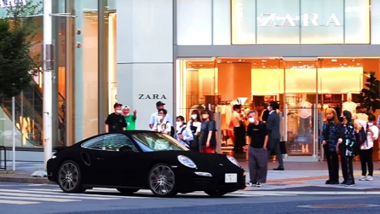 Kjo është Porsche më e zezë në botë