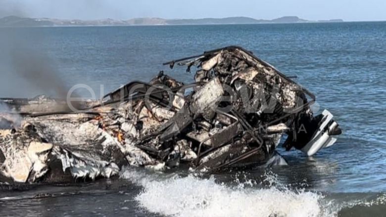 Dalin foto të gomones së shkrumbuar në brigjet e Adriatikut, dyshime për drogë