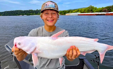 Adoleshenti amerikan kap peshkun e rrallë tërësisht të bardhë
