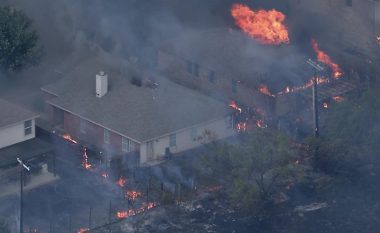 Gjithçka filloi në një fushë aty pranë: Më shumë se njëzet shtëpi e pësuan kur një zjarr u përhap në një lagje Balch Springs, Teksas