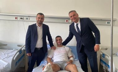 Deputetët e VV-së vizitojnë në spital policin që u lëndua në Skenderaj