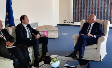 Kurti takohet me ministrin e jashtëm grek Dendias, flasin për raportet Kosovë-Greqi