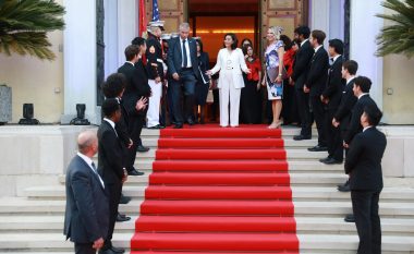 SHBA feston pavarësinë në Tiranë me ceremoni në pallatin e brigadave, Kim: Demokracia nuk është dhuratë
