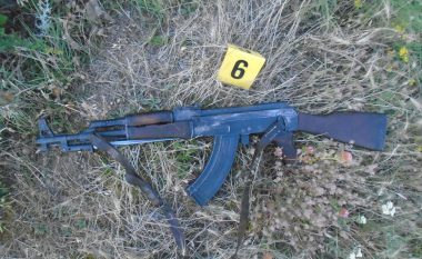 Përleshje mes dy të rinjve në Prizren, policia konfiskon një armë AK-47
