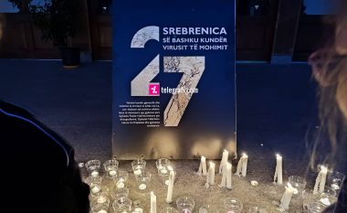 Para Teatrit Kombëtar në Prishtinë, ndizen qirinj në 27-vjetorin e masakrës së Srebrenicës