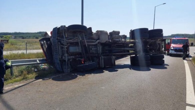 Një person vdes pasi rrotullohet me kamion në autostradën “Arbën Xhaferi”