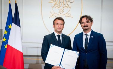 Ambasadori i Kosovës në Francë ia dorëzon letrat kredenciale Macronit