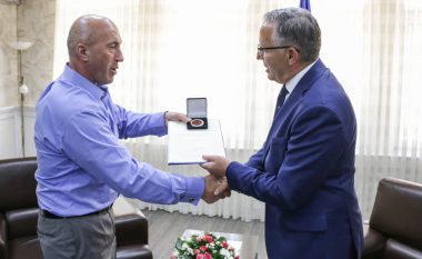 Haradinaj lavdëron Bedri Hamzën, të  njëjtit i ndau edhe dekoratë