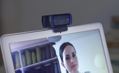 Pa filtra, me këtë kamerë do të dukeni bukur edhe në takime online