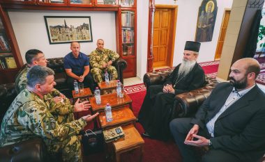 Komandanti i KFOR-it, Kajari takon peshkopin Teodosije, flasin për situatën e përgjithshme në vend