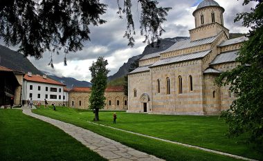 Përplasjet mes Qeverisë me Europa Nostren rreth Manastirit të Deçanit, reagojnë historianët: Manastiri rrezikohet nga Sava Janjiq