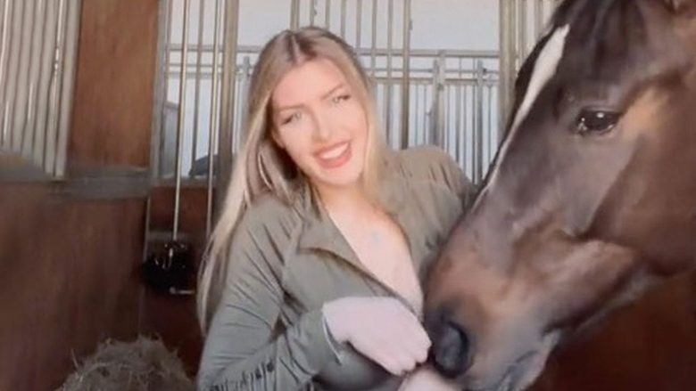Klip gazmor: Një vajzë iu afrua për ta përkëdhelur, por kali e zhveshi me një lëvizje